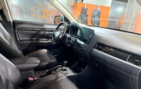 Mitsubishi Outlander III рестайлинг 3, 2016 год, 1 900 000 рублей, 15 фотография