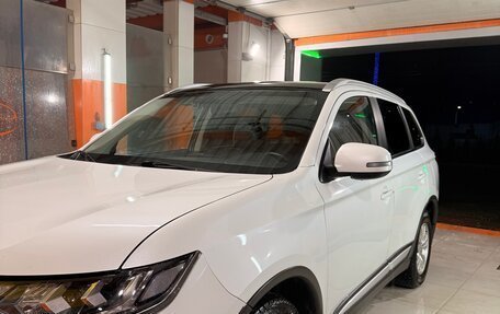 Mitsubishi Outlander III рестайлинг 3, 2016 год, 1 900 000 рублей, 2 фотография