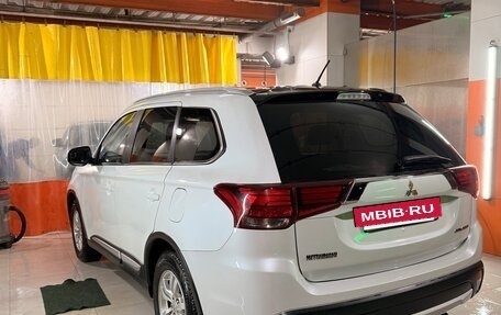 Mitsubishi Outlander III рестайлинг 3, 2016 год, 1 900 000 рублей, 4 фотография