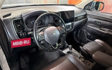 Mitsubishi Outlander III рестайлинг 3, 2016 год, 1 900 000 рублей, 13 фотография