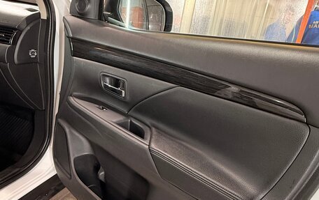 Mitsubishi Outlander III рестайлинг 3, 2016 год, 1 900 000 рублей, 17 фотография