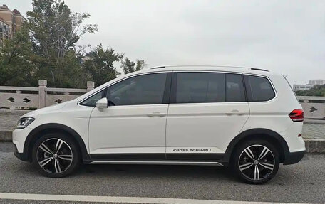 Volkswagen Touran III, 2021 год, 1 590 099 рублей, 4 фотография