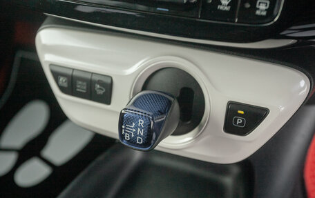 Toyota Prius IV XW50, 2017 год, 1 688 000 рублей, 13 фотография