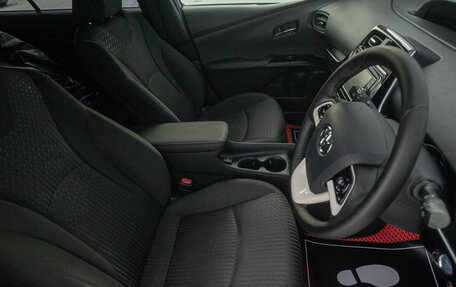 Toyota Prius IV XW50, 2017 год, 1 688 000 рублей, 10 фотография