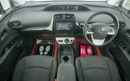 Toyota Prius IV XW50, 2017 год, 1 688 000 рублей, 17 фотография