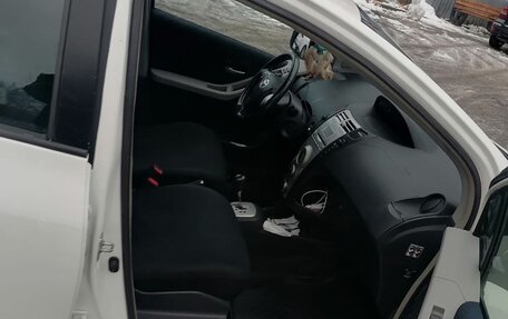 Toyota Yaris III рестайлинг, 2008 год, 750 000 рублей, 1 фотография