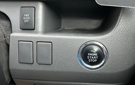 Toyota Voxy II, 2007 год, 1 300 000 рублей, 11 фотография