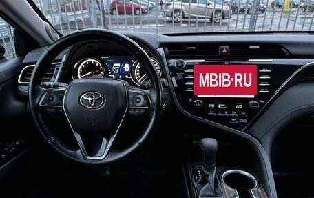 Toyota Camry, 2018 год, 2 640 000 рублей, 10 фотография