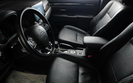 Mitsubishi Outlander III рестайлинг 3, 2015 год, 1 679 000 рублей, 8 фотография