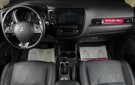 Mitsubishi Outlander III рестайлинг 3, 2015 год, 1 679 000 рублей, 13 фотография