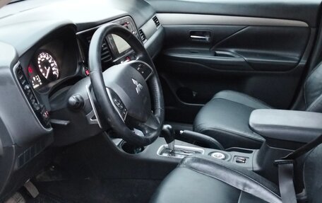 Mitsubishi Outlander III рестайлинг 3, 2013 год, 1 200 000 рублей, 10 фотография