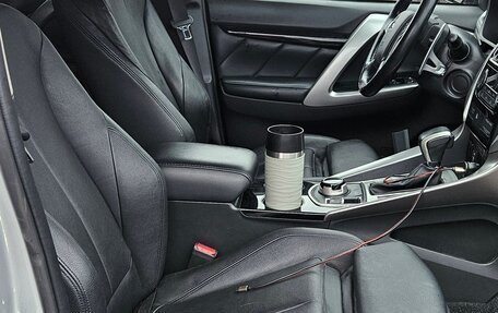 Mitsubishi Pajero Sport III рестайлинг, 2018 год, 2 650 000 рублей, 12 фотография