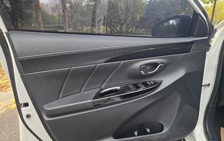 Toyota Yaris XP150 рестайлинг, 2022 год, 1 300 000 рублей, 11 фотография