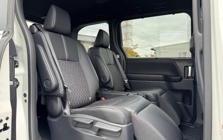 Toyota Noah, 2025 год, 4 000 000 рублей, 36 фотография