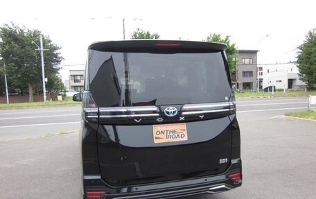 Toyota Voxy, 2025 год, 4 000 000 рублей, 2 фотография