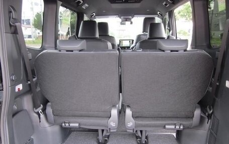 Toyota Voxy, 2025 год, 4 000 000 рублей, 13 фотография