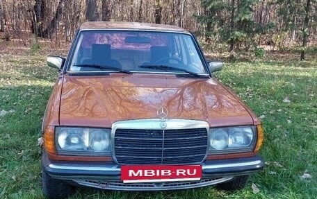 Mercedes-Benz W123, 1983 год, 500 000 рублей, 1 фотография
