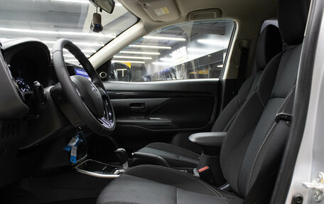 Mitsubishi Outlander III рестайлинг 3, 2019 год, 1 899 000 рублей, 10 фотография