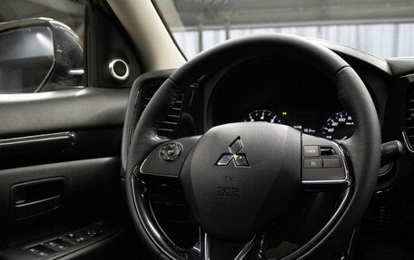 Mitsubishi Outlander III рестайлинг 3, 2019 год, 1 899 000 рублей, 8 фотография