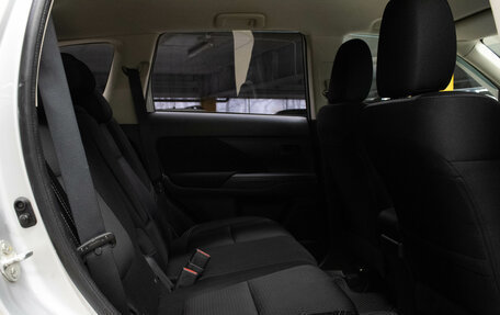 Mitsubishi Outlander III рестайлинг 3, 2019 год, 1 899 000 рублей, 13 фотография