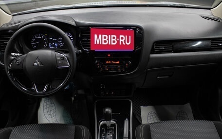 Mitsubishi Outlander III рестайлинг 3, 2019 год, 1 899 000 рублей, 14 фотография
