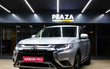 Mitsubishi Outlander III рестайлинг 3, 2019 год, 1 899 000 рублей, 5 фотография