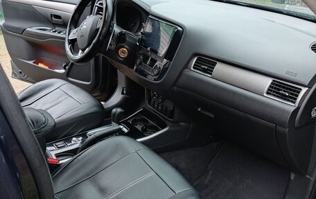 Mitsubishi Outlander III рестайлинг 3, 2018 год, 2 100 000 рублей, 9 фотография