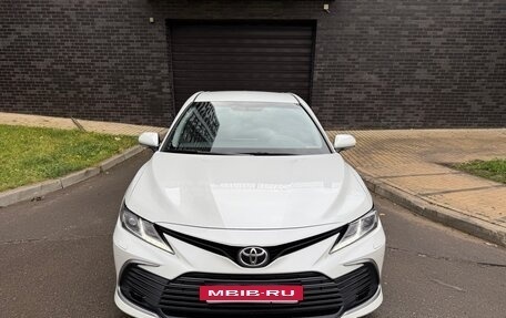 Toyota Camry, 2021 год, 2 950 000 рублей, 2 фотография