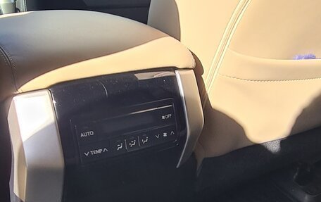 Toyota Land Cruiser Prado 150 рестайлинг 2, 2018 год, 4 950 000 рублей, 6 фотография