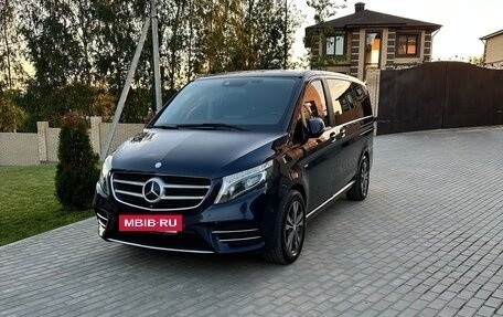 Mercedes-Benz V-Класс, 2017 год, 5 100 000 рублей, 2 фотография