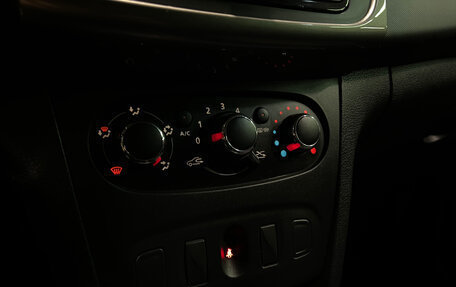 Renault Logan II, 2019 год, 979 000 рублей, 13 фотография