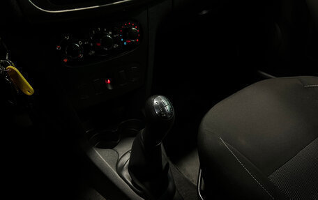 Renault Logan II, 2019 год, 979 000 рублей, 14 фотография