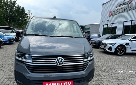 Volkswagen Multivan T6 рестайлинг, 2021 год, 4 980 000 рублей, 3 фотография