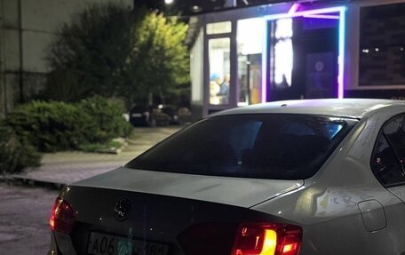 Volkswagen Jetta VI, 2011 год, 800 000 рублей, 4 фотография