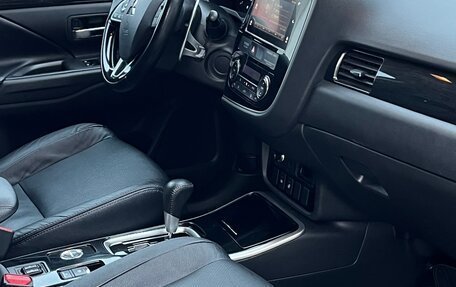 Mitsubishi Outlander III рестайлинг 3, 2018 год, 2 190 000 рублей, 11 фотография