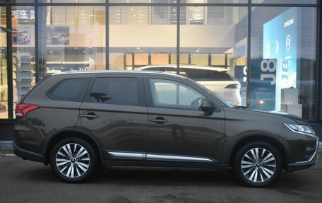 Mitsubishi Outlander III рестайлинг 3, 2019 год, 1 734 000 рублей, 4 фотография