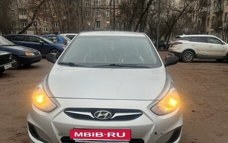 Hyundai Solaris II рестайлинг, 2013 год, 800 000 рублей, 2 фотография