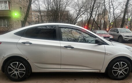 Hyundai Solaris II рестайлинг, 2013 год, 800 000 рублей, 3 фотография