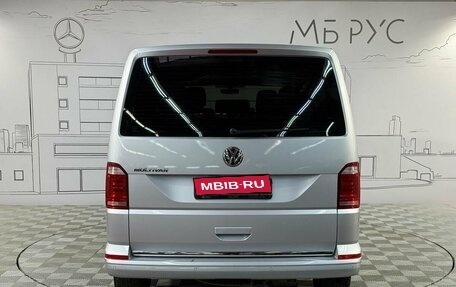 Volkswagen Multivan T6 рестайлинг, 2018 год, 3 700 000 рублей, 8 фотография