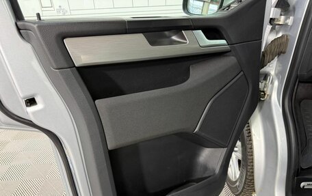 Volkswagen Multivan T6 рестайлинг, 2018 год, 3 700 000 рублей, 16 фотография