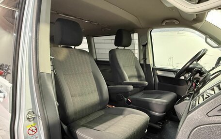 Volkswagen Multivan T6 рестайлинг, 2018 год, 3 700 000 рублей, 23 фотография