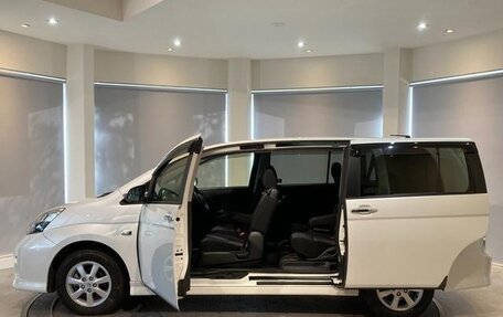 Toyota ISis I, 2017 год, 1 250 000 рублей, 7 фотография