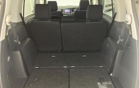 Toyota ISis I, 2017 год, 1 250 000 рублей, 16 фотография