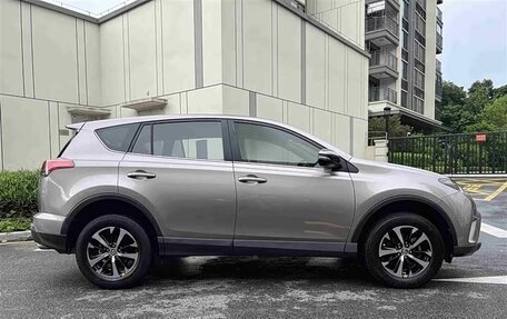 Toyota RAV4, 2019 год, 2 270 000 рублей, 4 фотография