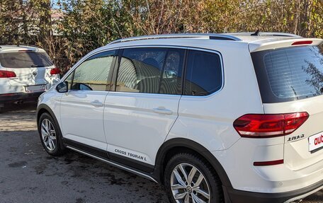 Volkswagen Touran III, 2020 год, 2 400 000 рублей, 2 фотография