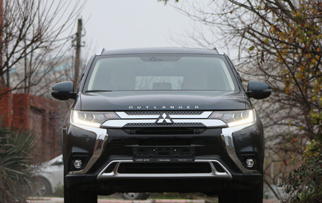 Mitsubishi Outlander III рестайлинг 3, 2019 год, 2 690 000 рублей, 2 фотография