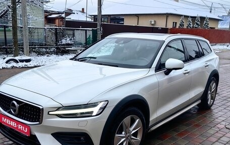 Volvo V60 II, 2021 год, 3 200 000 рублей, 2 фотография