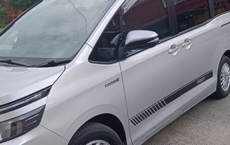 Toyota Voxy III, 2015 год, 1 900 000 рублей, 3 фотография