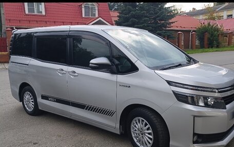 Toyota Voxy III, 2015 год, 1 900 000 рублей, 2 фотография