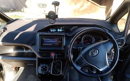 Toyota Noah III, 2016 год, 2 050 000 рублей, 14 фотография